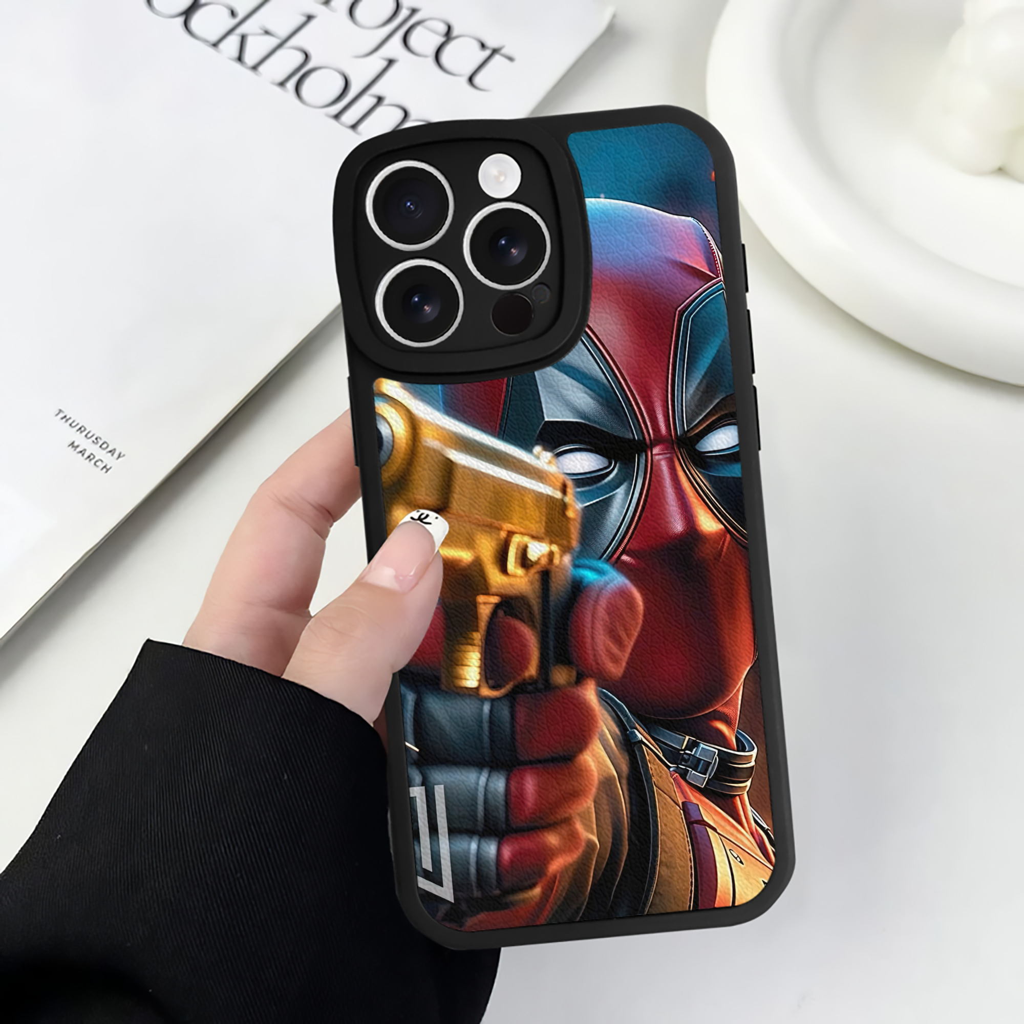 （画像用） Deadpool デッドプール 【iPhone 16シリーズ対応】シリコンスマホケース（レザー調） 材質：シリコン